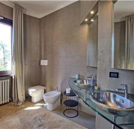 5 bedroom villa with pool and tennis court near San Gimignano, sleeps 10